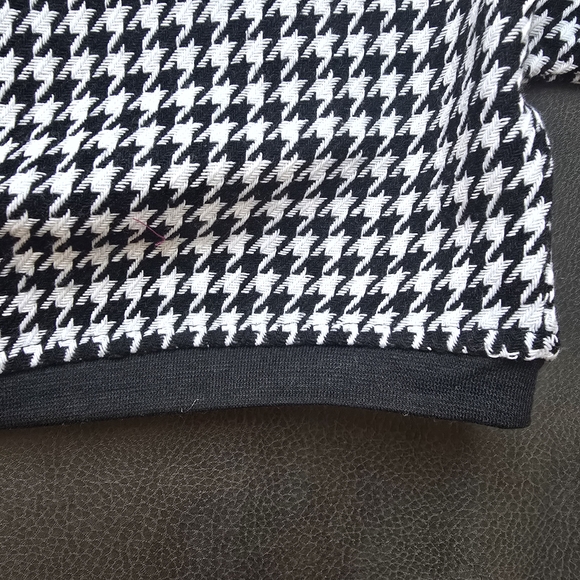 Black and White Houndstooth Crop Sweater - Picture 8 of 9